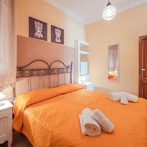 Camera piccola con letto queen size